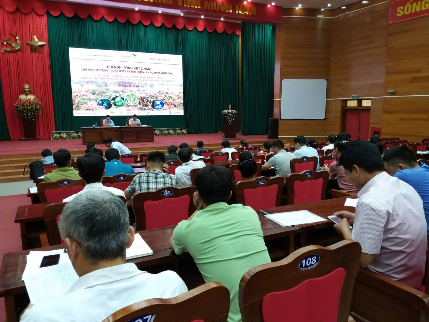 Đông đảo đại biểu tham dự Hội nghị Tổng kết 2 năm mô hình sử dụng thuốc BVTV trách nhiệm, an toàn và hiệu quả ở Sơn La  