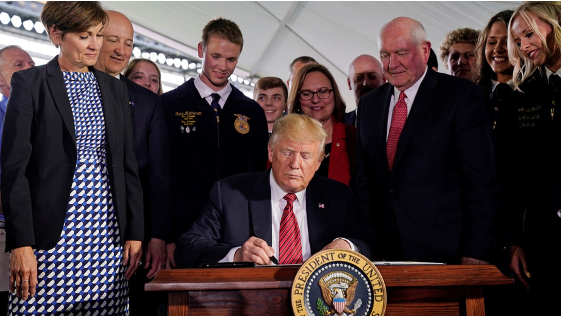 Ảnh: Tổng thống Mỹ Donald Trump vừa ký thông qua lệnh về tinh giản quy trình cấp phép cho cây trồng biến đổi gen (Reuters) 