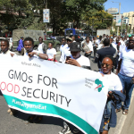 Sinh viên cùng nông dân và các nhà khoa học diễu hành trên đường phố Kenya để ủng hộ thực phẩm BĐG